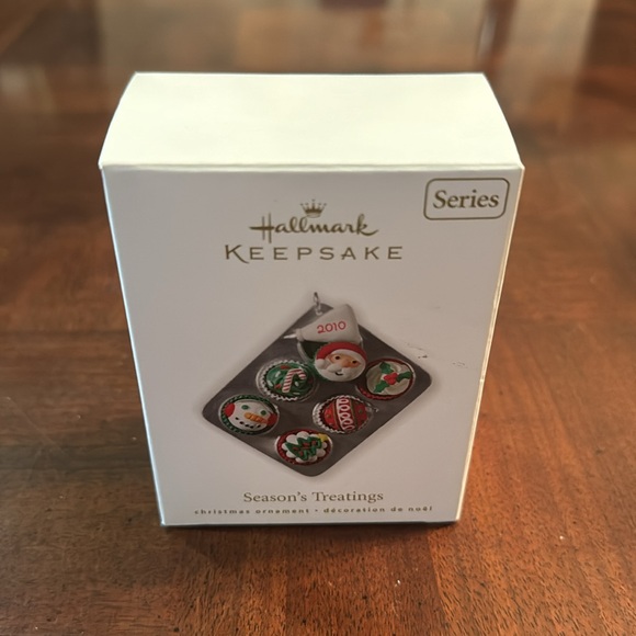 Hallmark Ornament Cupcakes Season's Treating Series 2010 2nd in Series - Picture 4 of 9